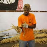 George Santana cortando cordas de sisal