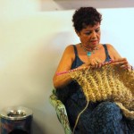 Zoíla Barata tricotando os figurinos.